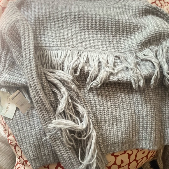 Cute knitted, fringe sweater. - Picture 2 of 3